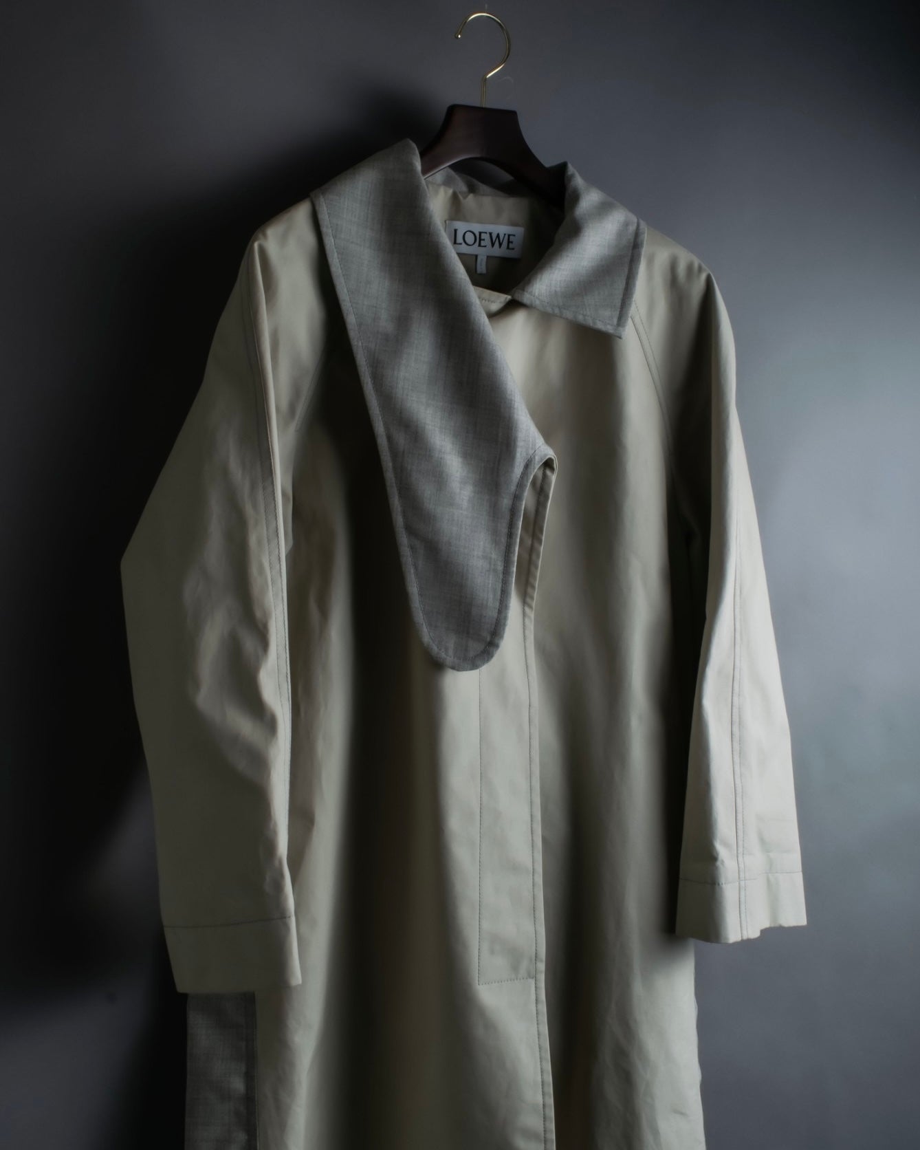 "LOEWE" Beautiful curved lapel raglan spring coat