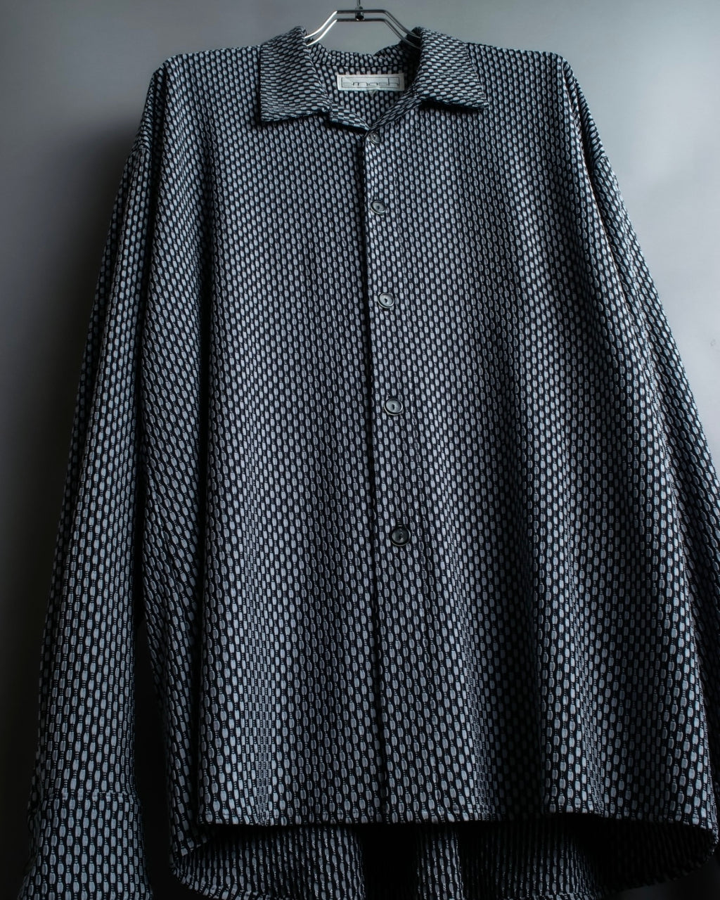 Vintage three-dimensional processed monotone polyester shirt