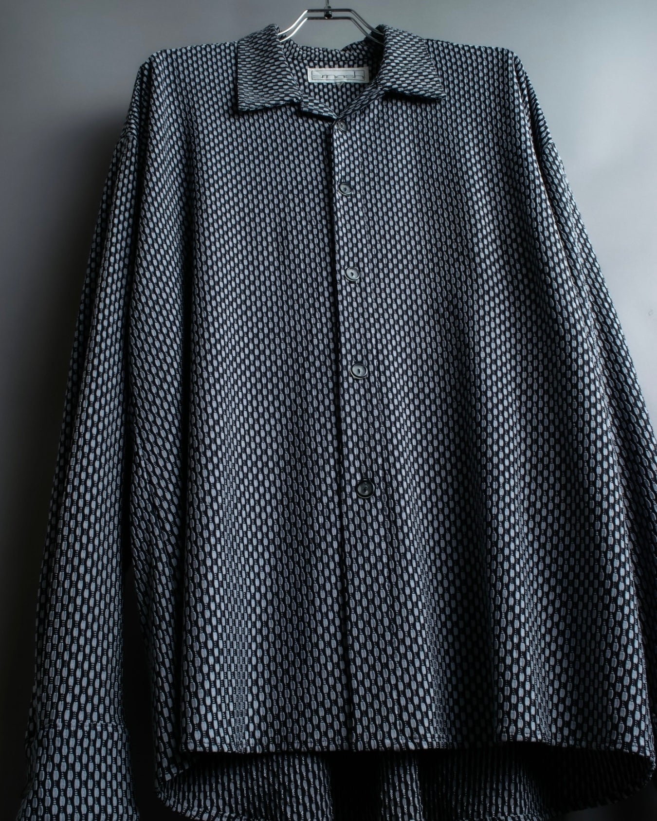 Vintage three-dimensional processed monotone polyester shirt