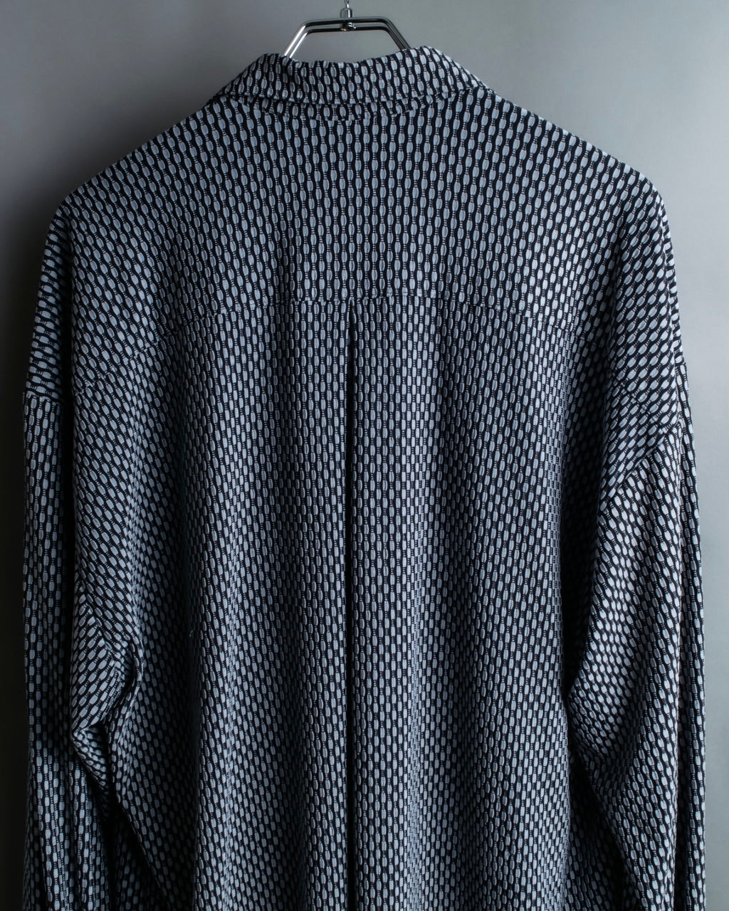 Vintage three-dimensional processed monotone polyester shirt