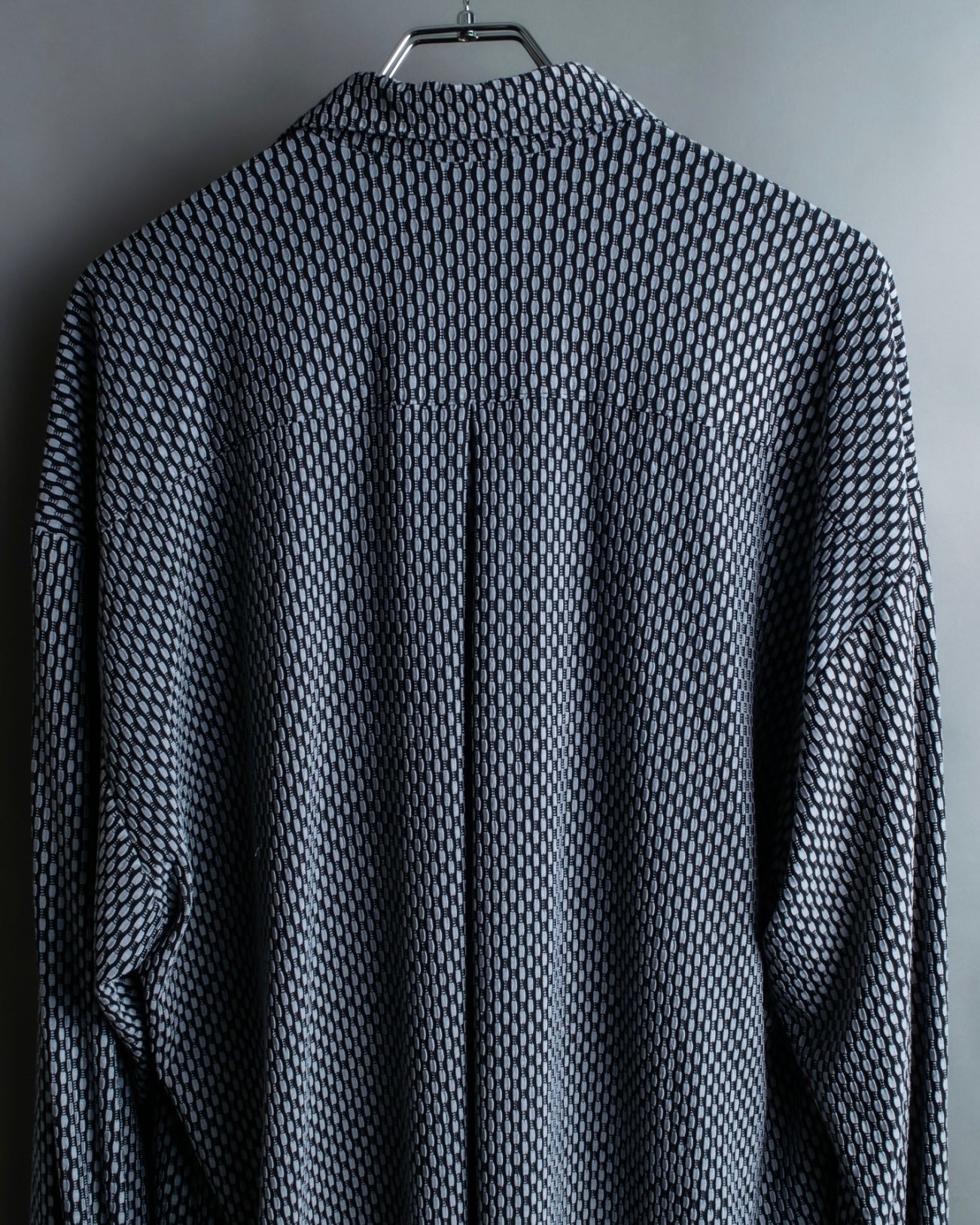 Vintage three-dimensional processed monotone polyester shirt