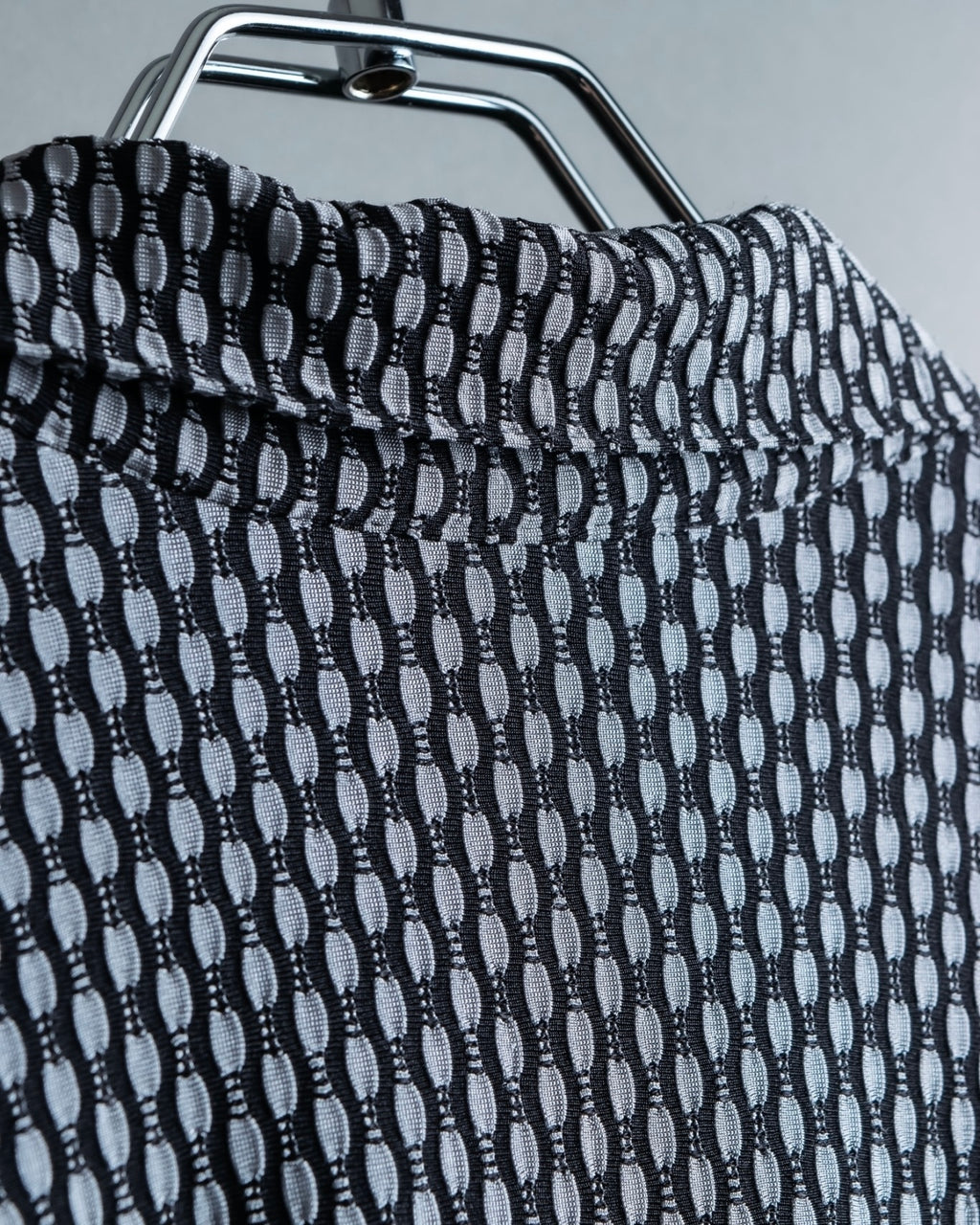 Vintage three-dimensional processed monotone polyester shirt