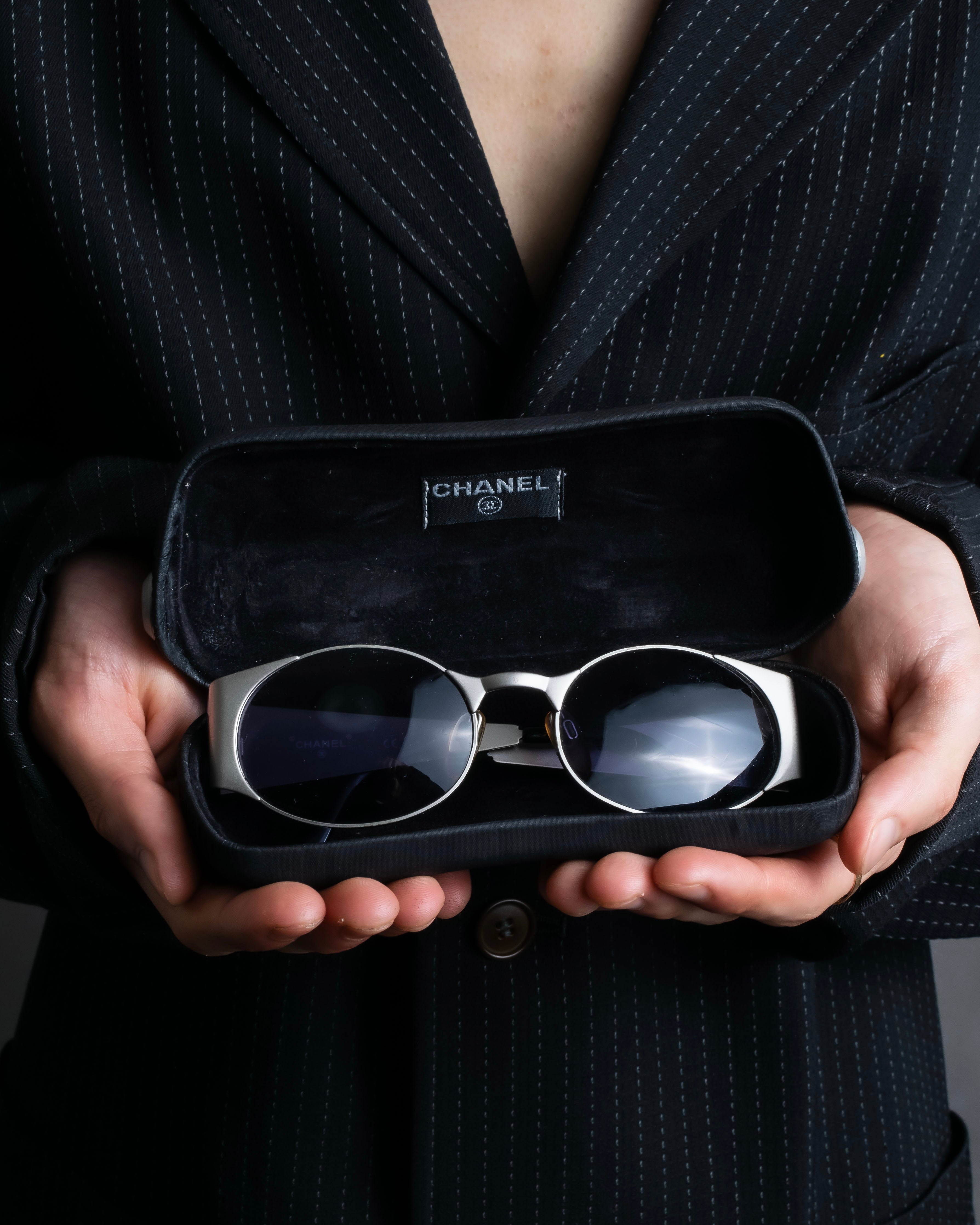 “CHANEL” metal plate flame oval sunglasses