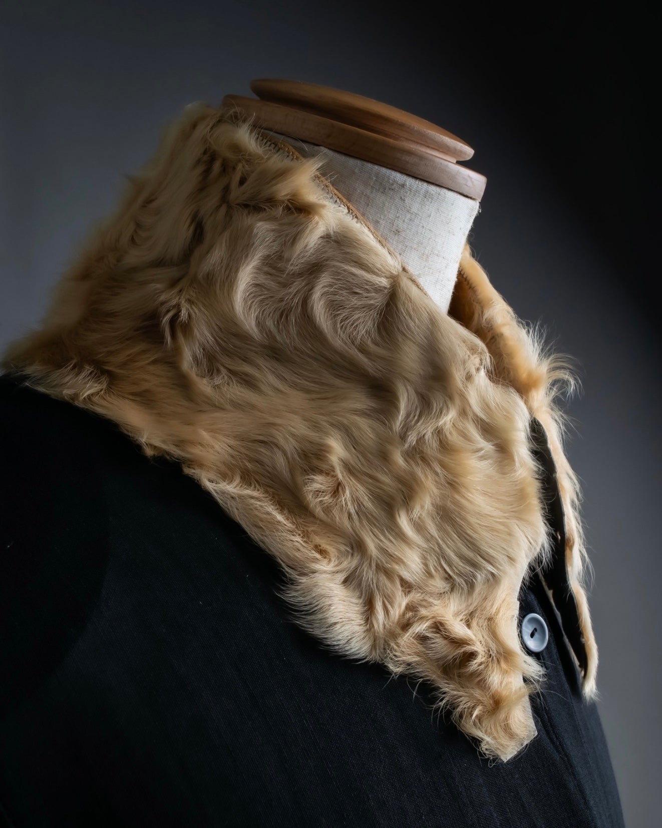 "FENDISSIME" lamb fur layered collar