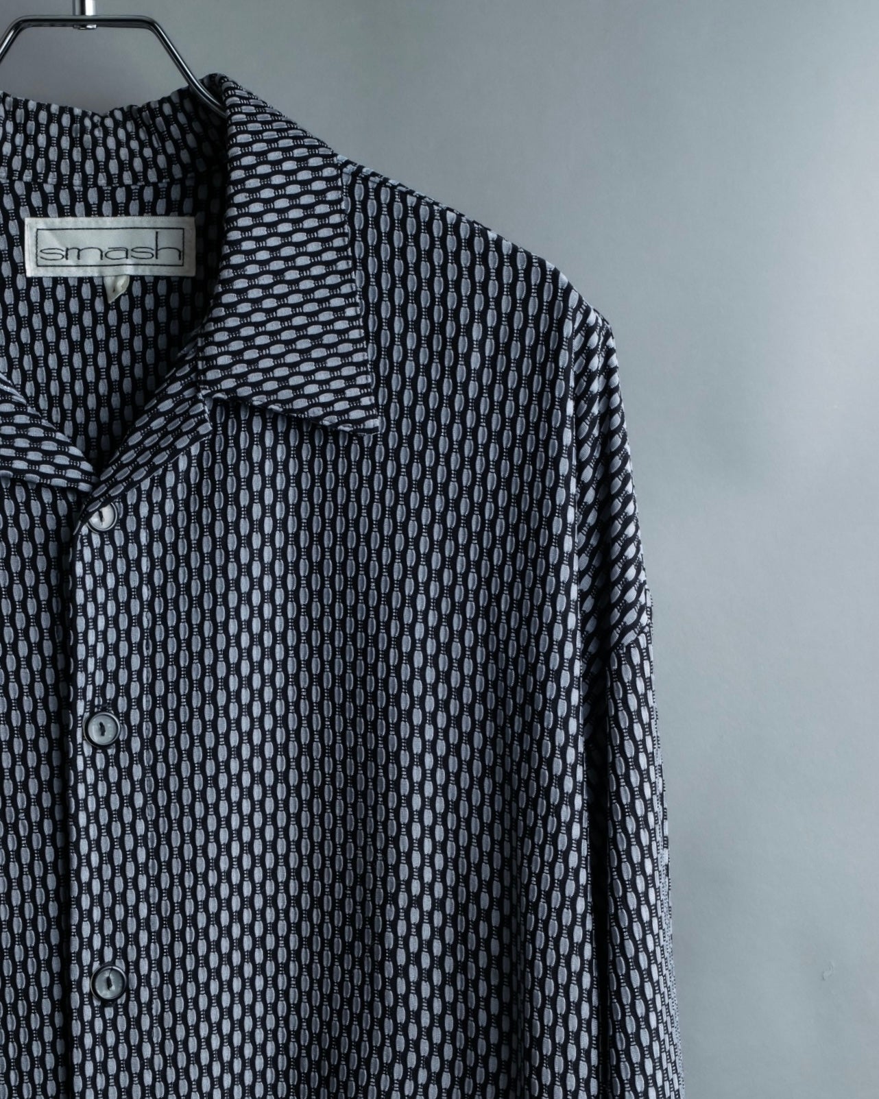 Vintage three-dimensional processed monotone polyester shirt