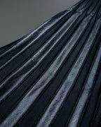 "UN3D." Shiny three-dimensional pleated skirt