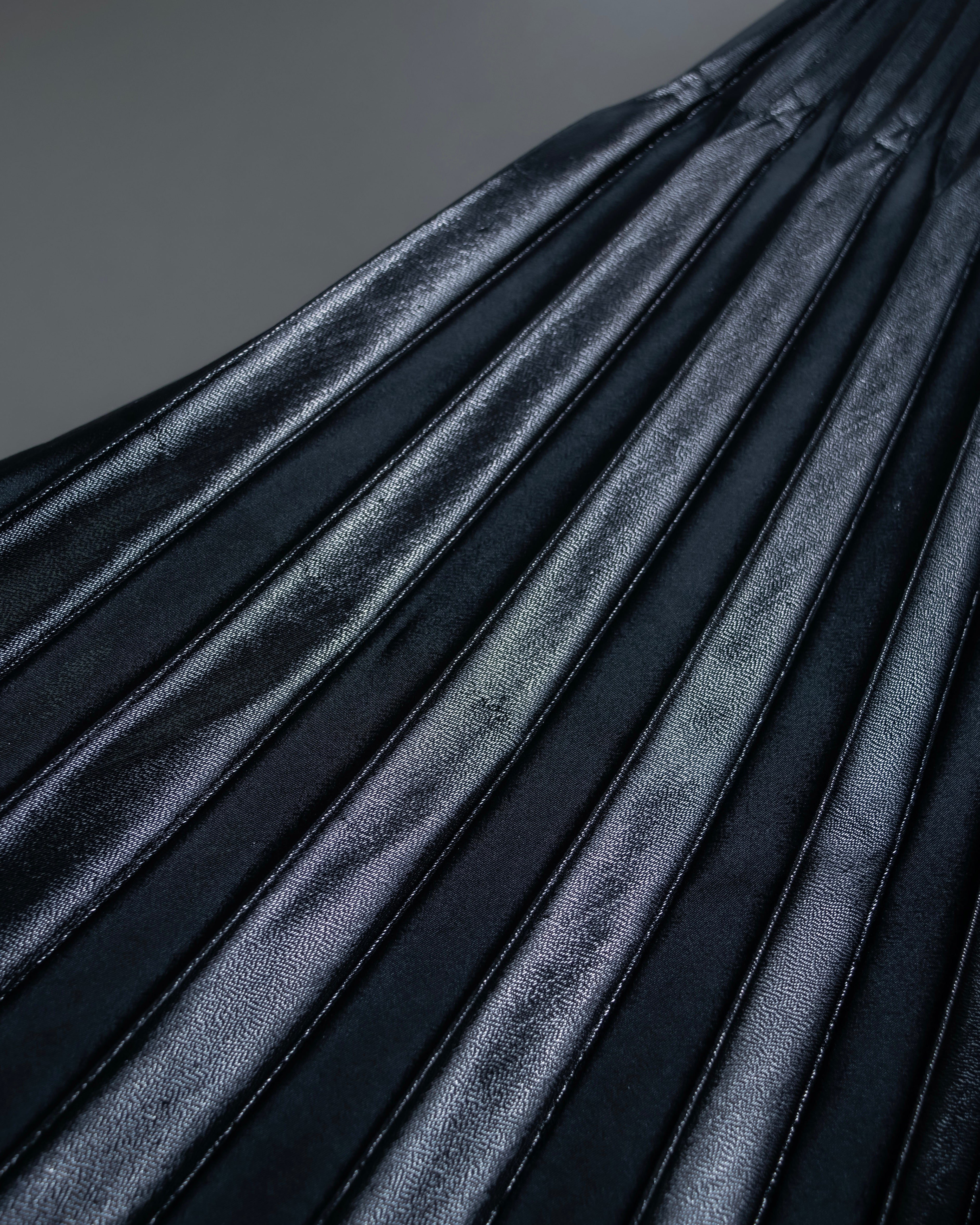"UN3D." Shiny three-dimensional pleated skirt