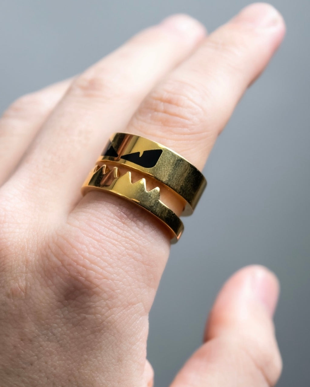 "FENDI" Bugs series iconic gold ring