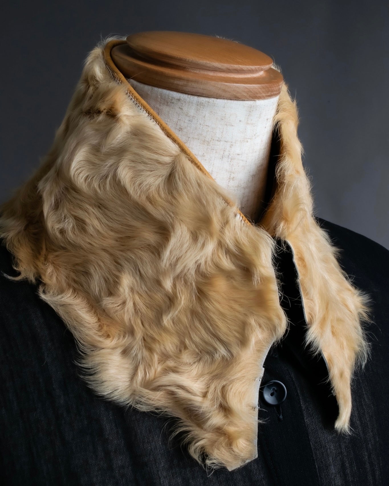 "FENDISSIME" lamb fur layered collar