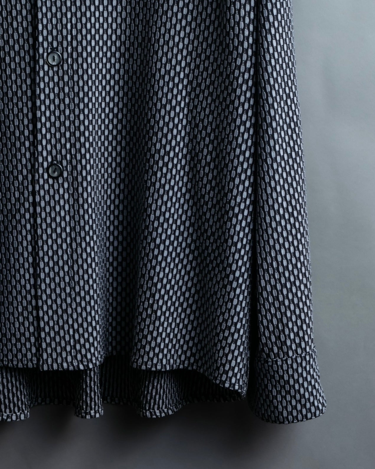 Vintage three-dimensional processed monotone polyester shirt