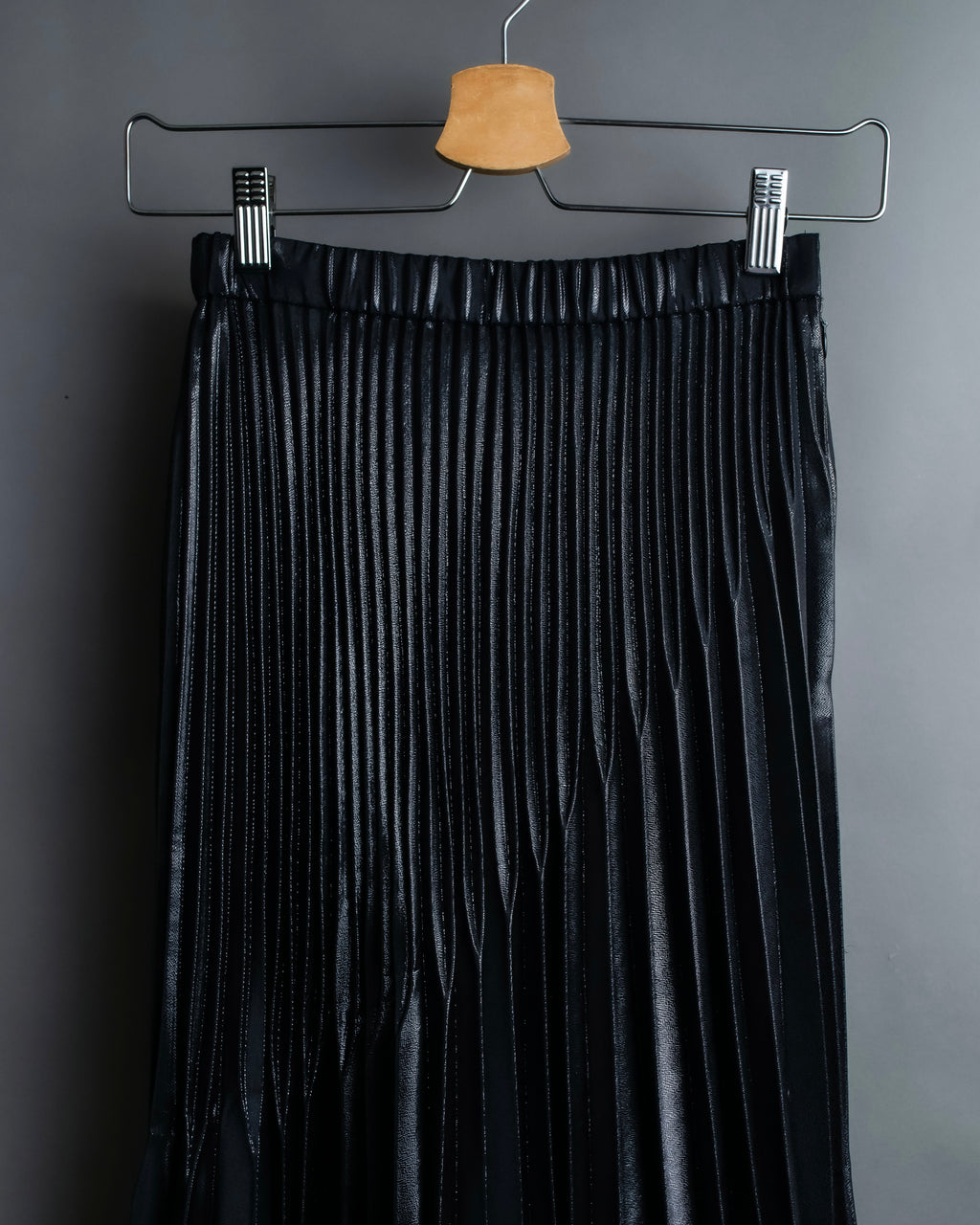 "UN3D." Shiny three-dimensional pleated skirt