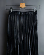 "UN3D." Shiny three-dimensional pleated skirt