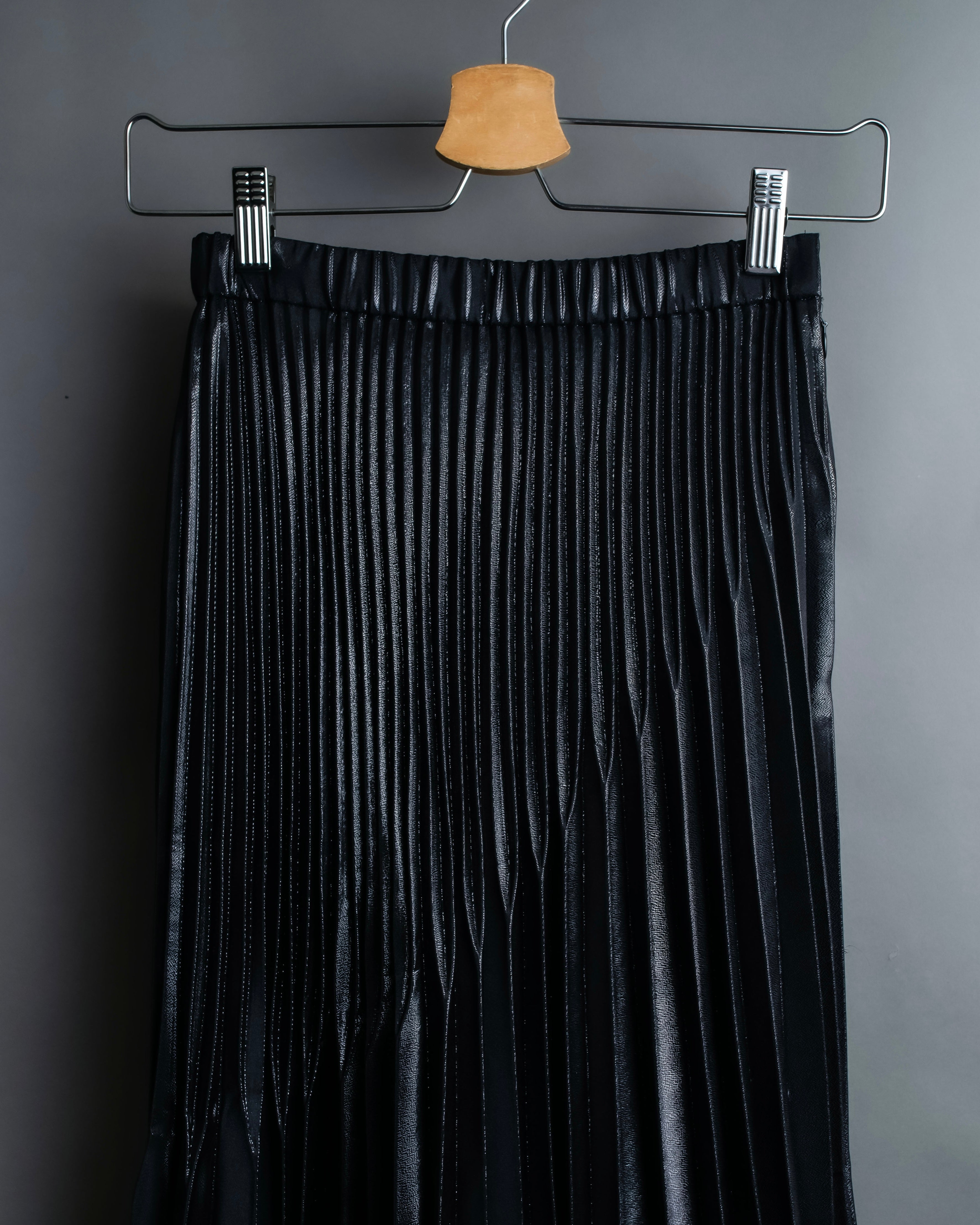 "UN3D." Shiny three-dimensional pleated skirt