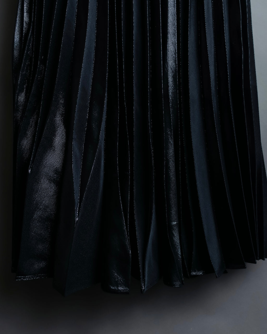 "UN3D." Shiny three-dimensional pleated skirt