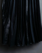 "UN3D." Shiny three-dimensional pleated skirt