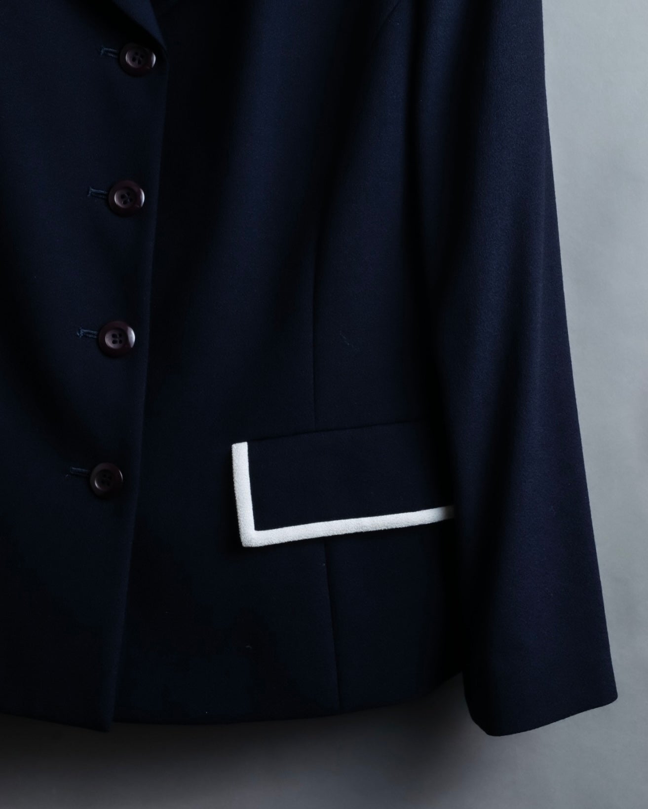 “Burberrys” open collar piping designed jacket