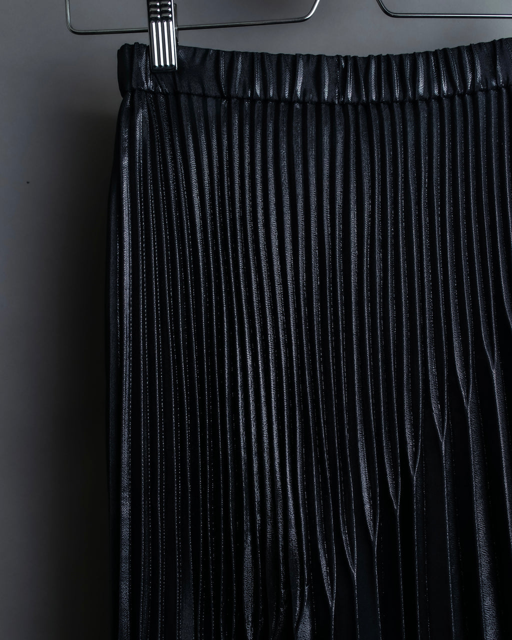 "UN3D." Shiny three-dimensional pleated skirt