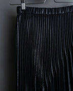 "UN3D." Shiny three-dimensional pleated skirt