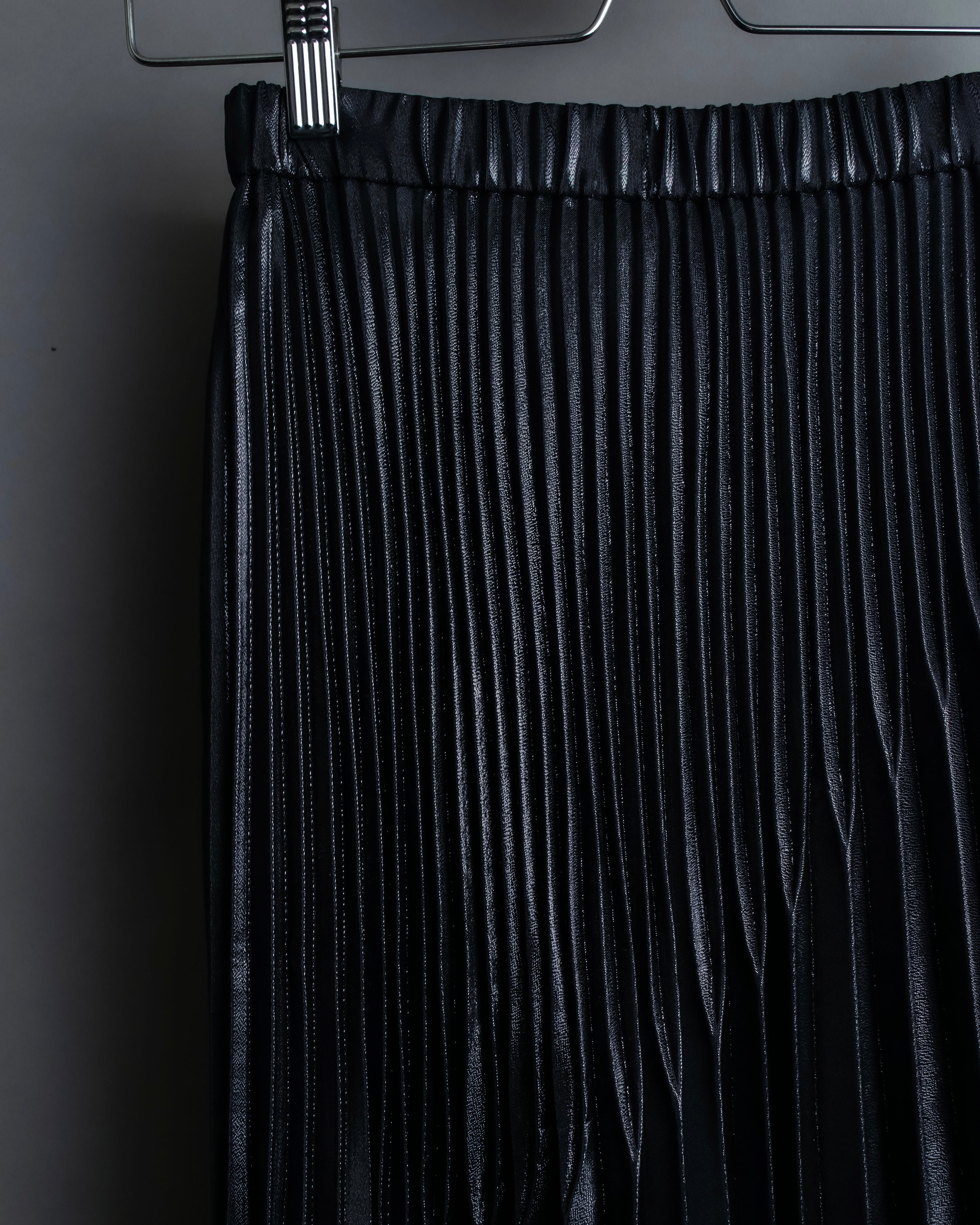 "UN3D." Shiny three-dimensional pleated skirt