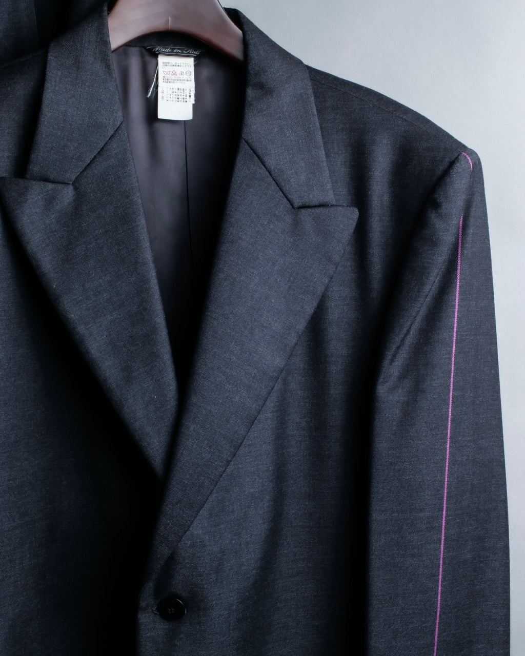 "GIANNI VERSACE" Arm line design peak lapel setup