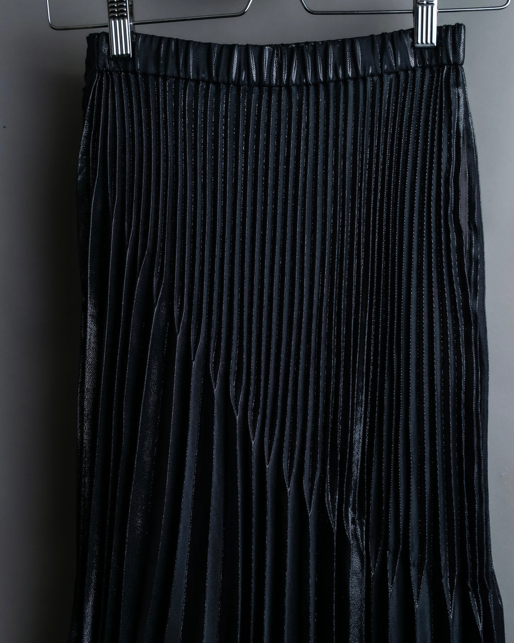 "UN3D." Shiny three-dimensional pleated skirt