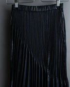 "UN3D." Shiny three-dimensional pleated skirt