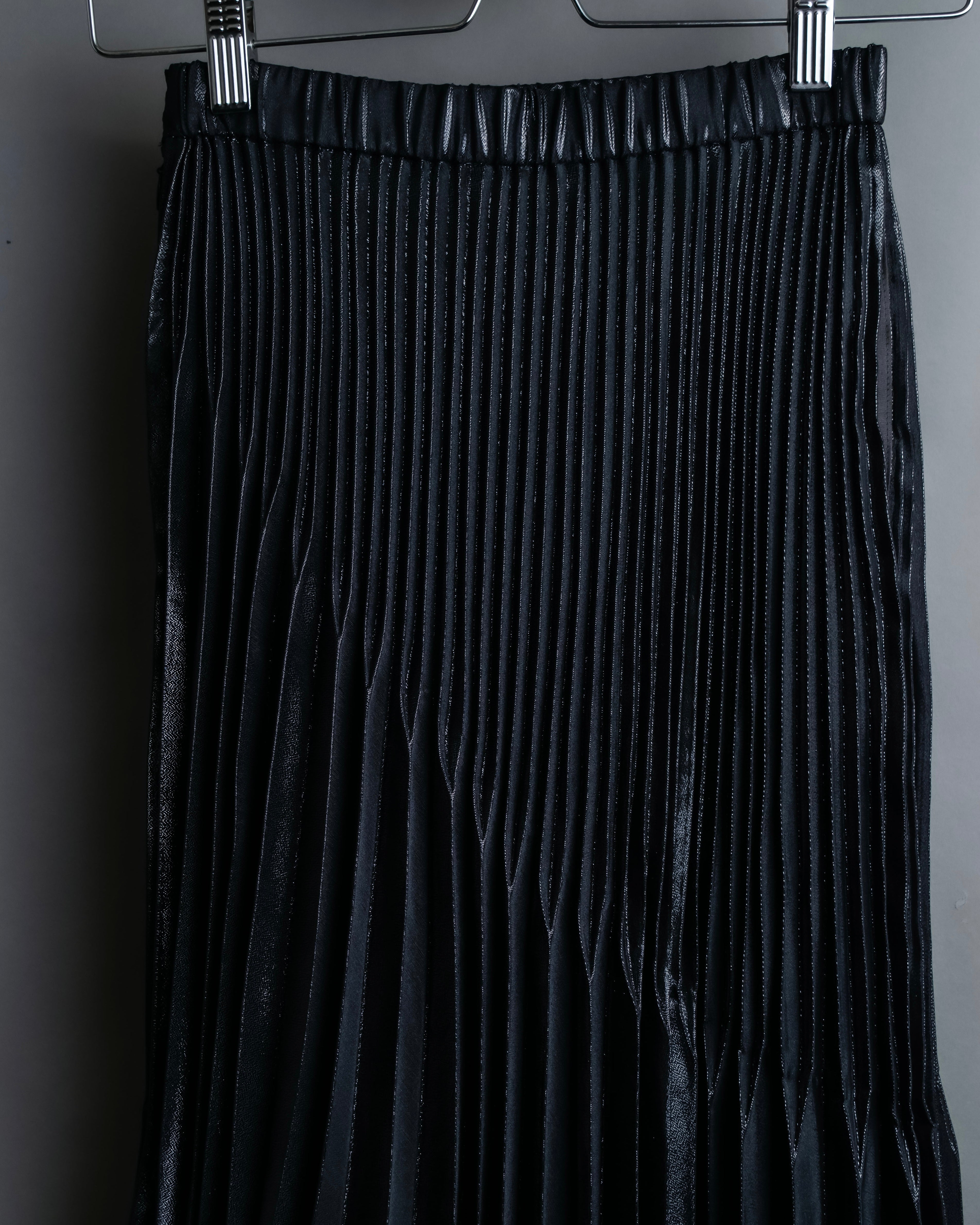 "UN3D." Shiny three-dimensional pleated skirt