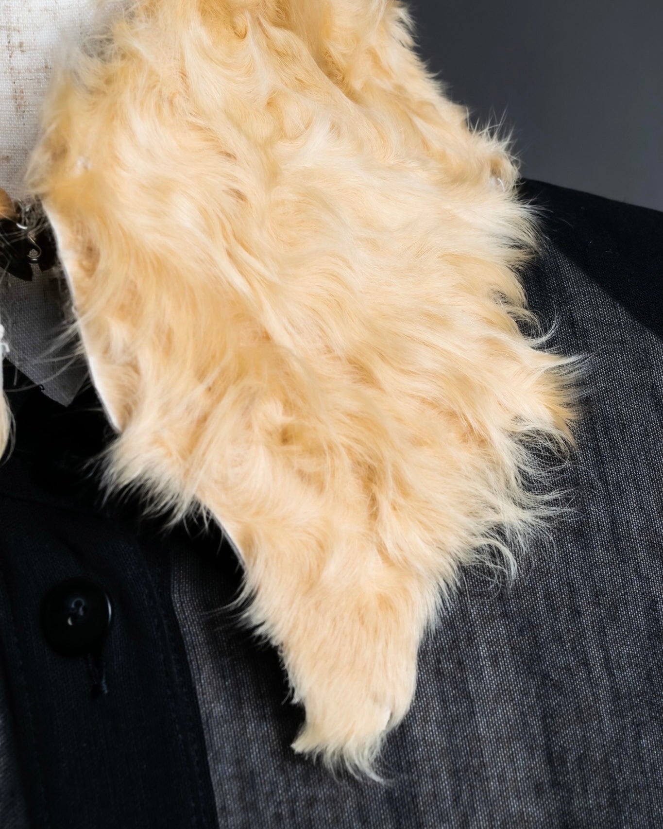 "FENDISSIME" lamb fur layered collar