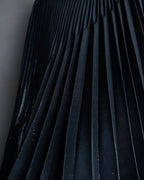 "UN3D." Shiny three-dimensional pleated skirt