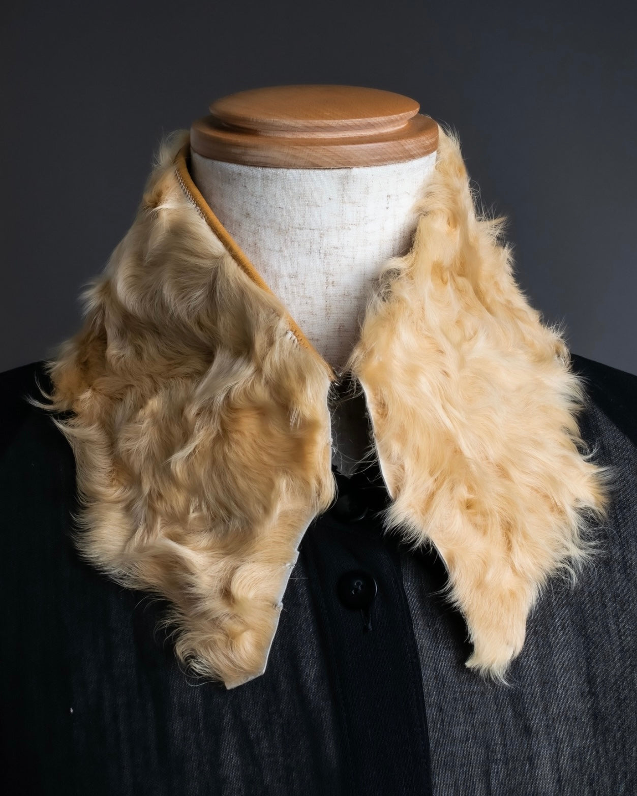 "FENDISSIME" lamb fur layered collar