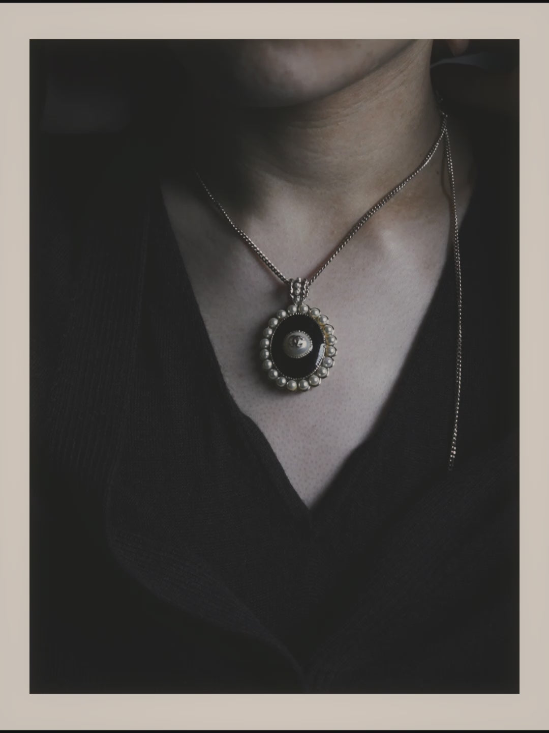 -SPECIAL- “CHANEL” 2017 Cruise Collection Pearl trimmed black pendant necklace