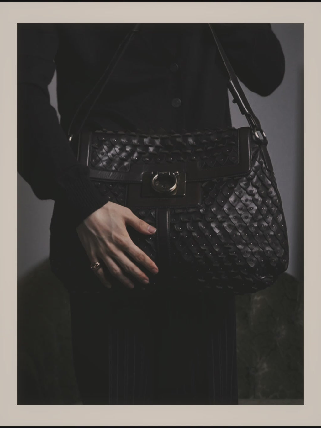 -SPECIAL- “Salvatore Ferragamo” 00’s-10’s Leather scale appliqué gancini shoulder bag
