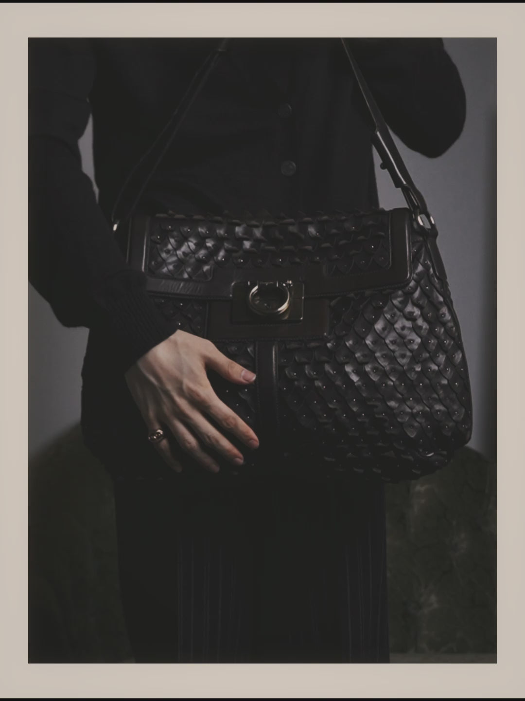 -SPECIAL- “Salvatore Ferragamo” 00’s-10’s Leather scale appliqué gancini shoulder bag
