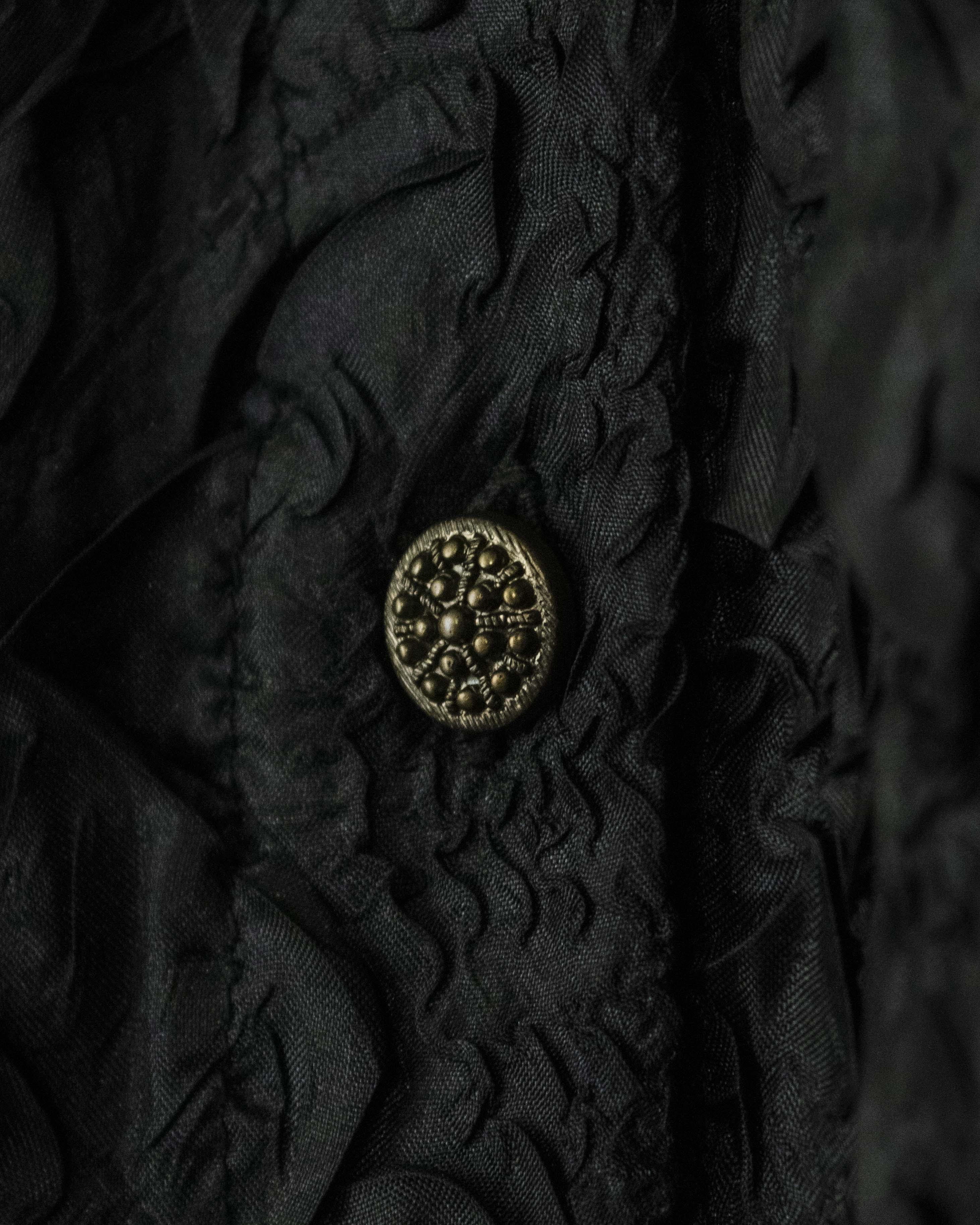 Wrinkled Arm Cover Black Shirt