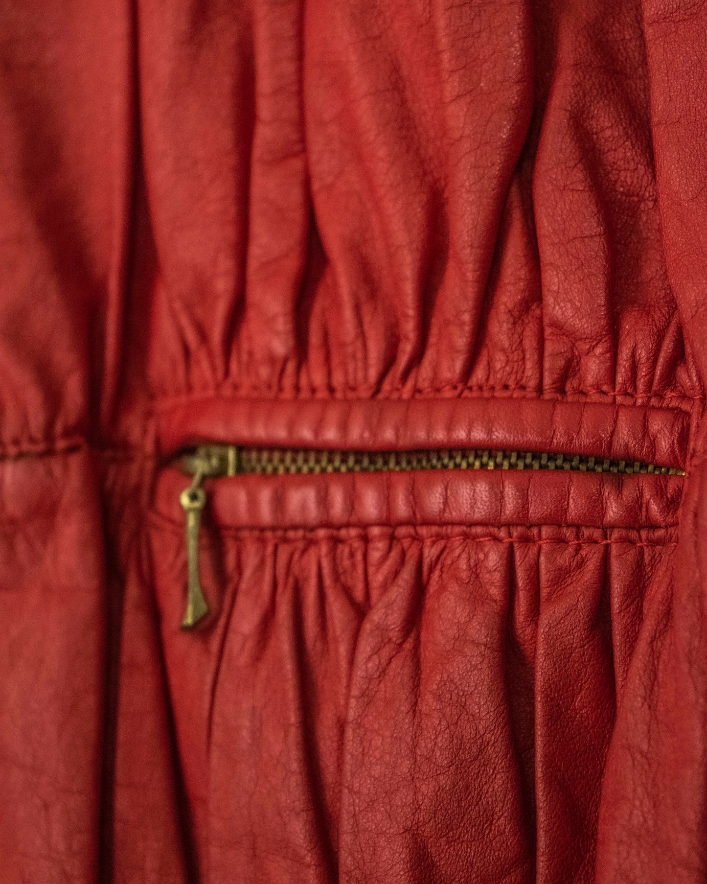 粗犷的红色皮夹克