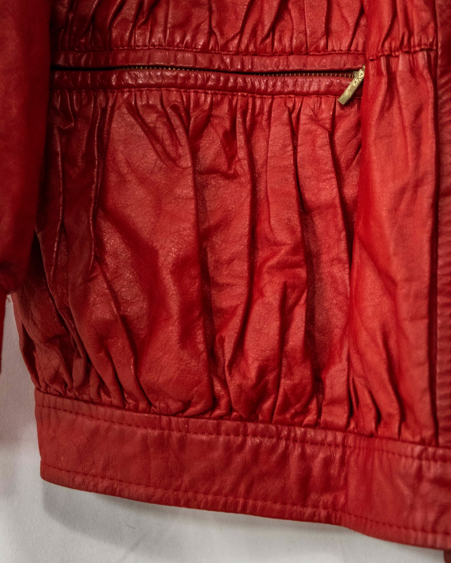 粗犷的红色皮夹克