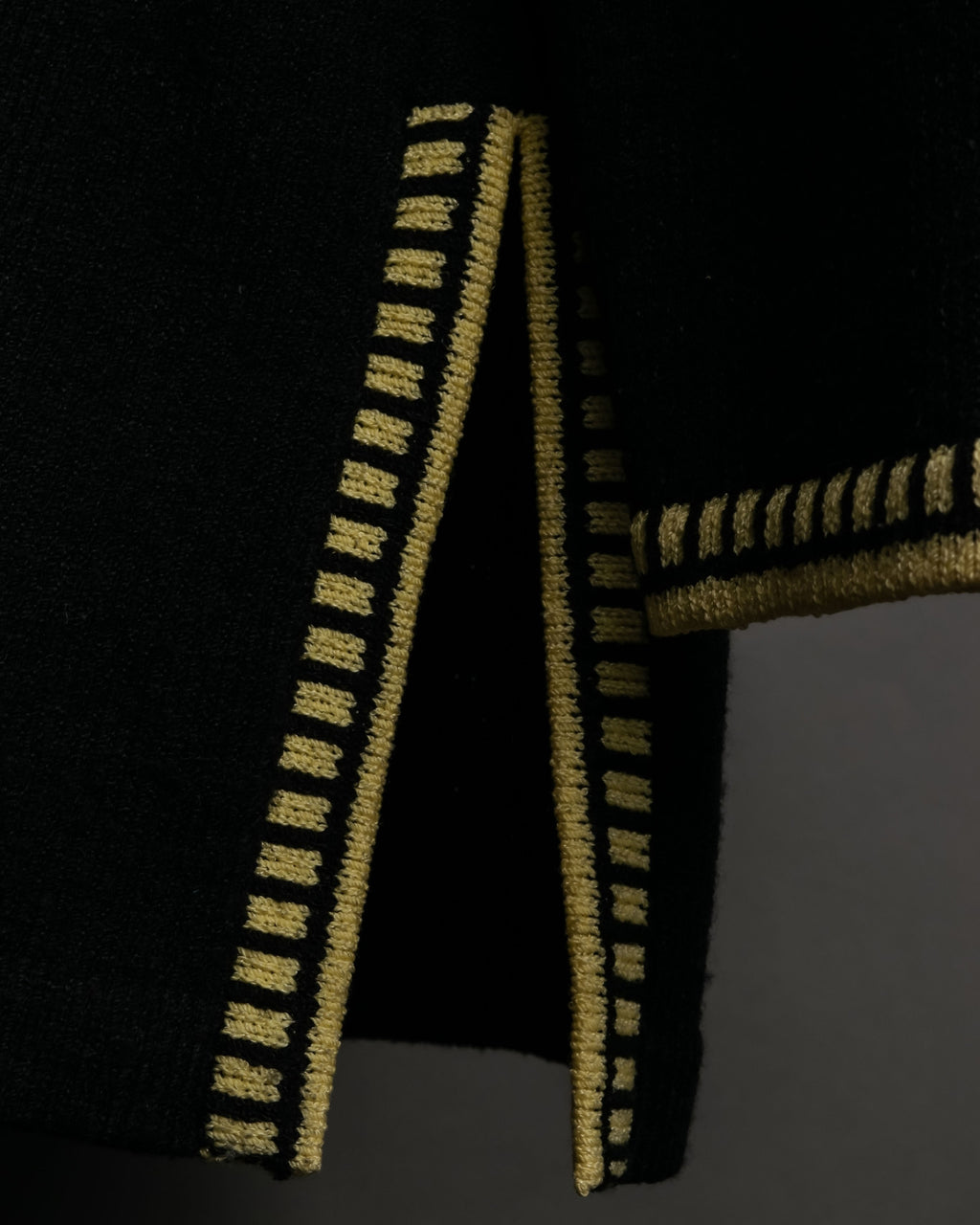 Side Slit Back Zip-up Thick Knit