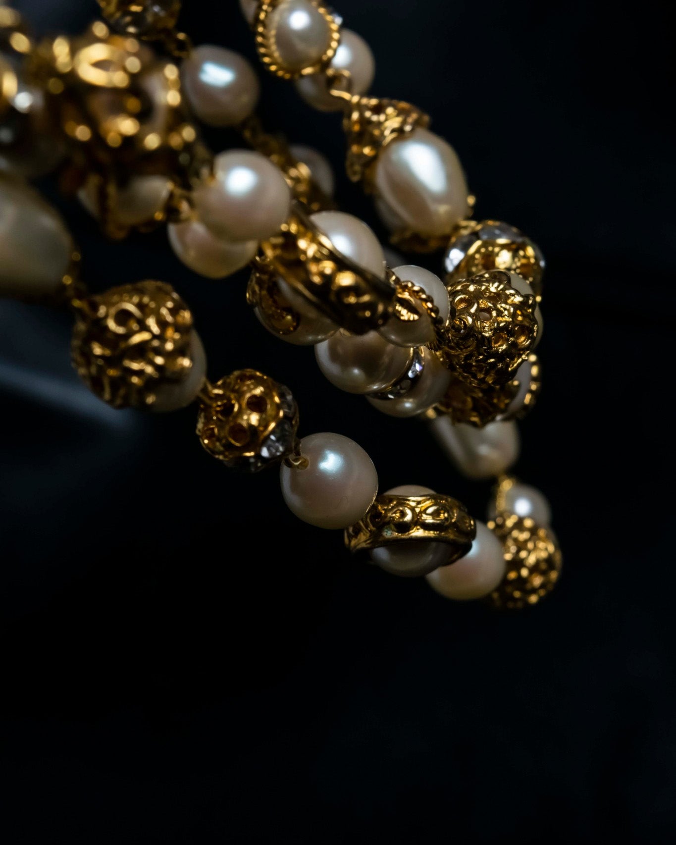 "MOOD SPECIAL" Gorgeous Three Chain Pearl Necklace