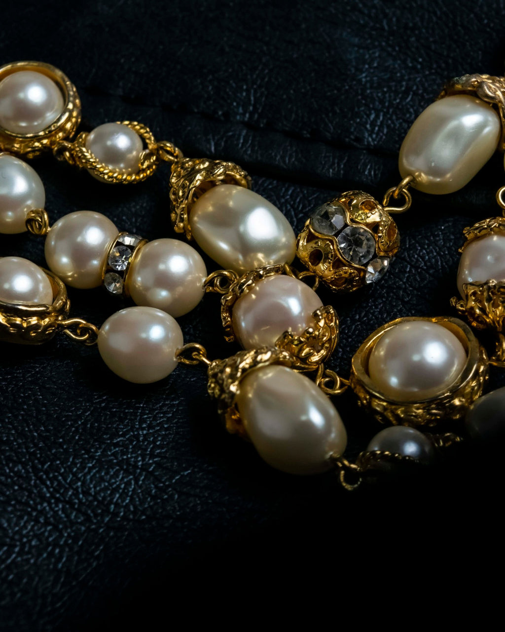 "MOOD SPECIAL" Gorgeous Three Chain Pearl Necklace