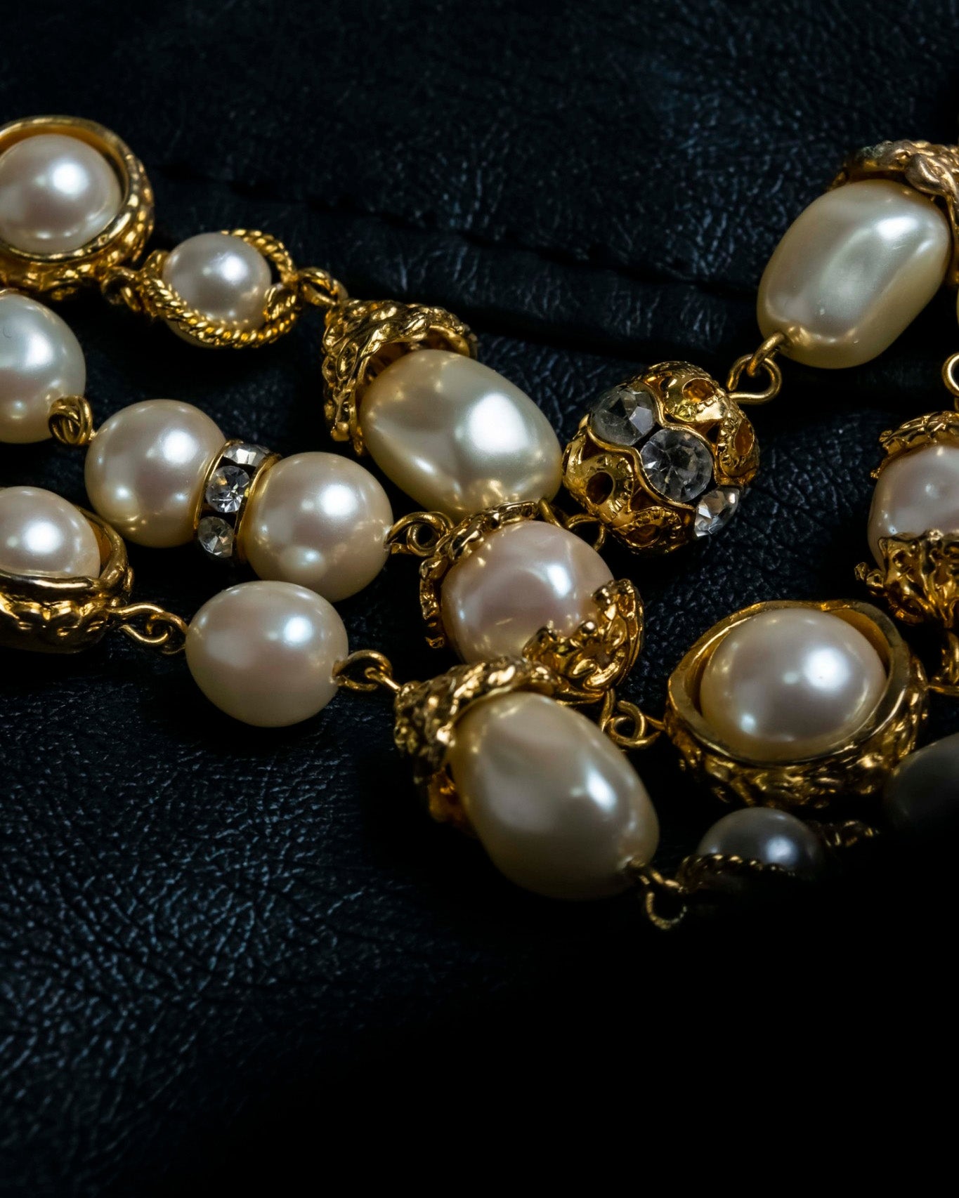 "MOOD SPECIAL" Gorgeous Three Chain Pearl Necklace