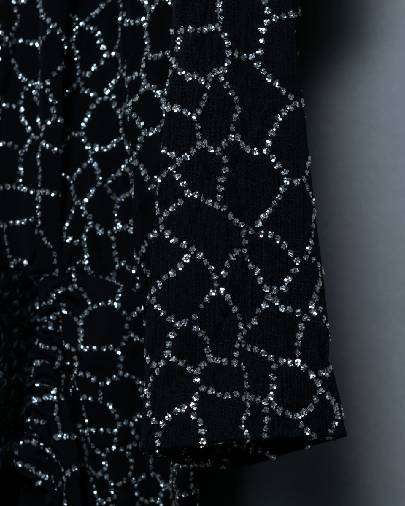 V-neck Net Sequin Design Top