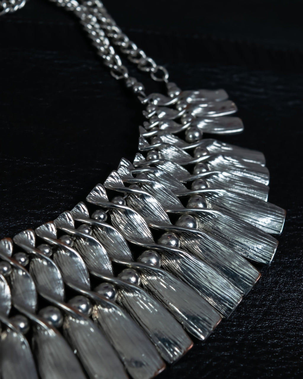 "MOOD SPECIAL" Undulating Silver Double Design Necklace