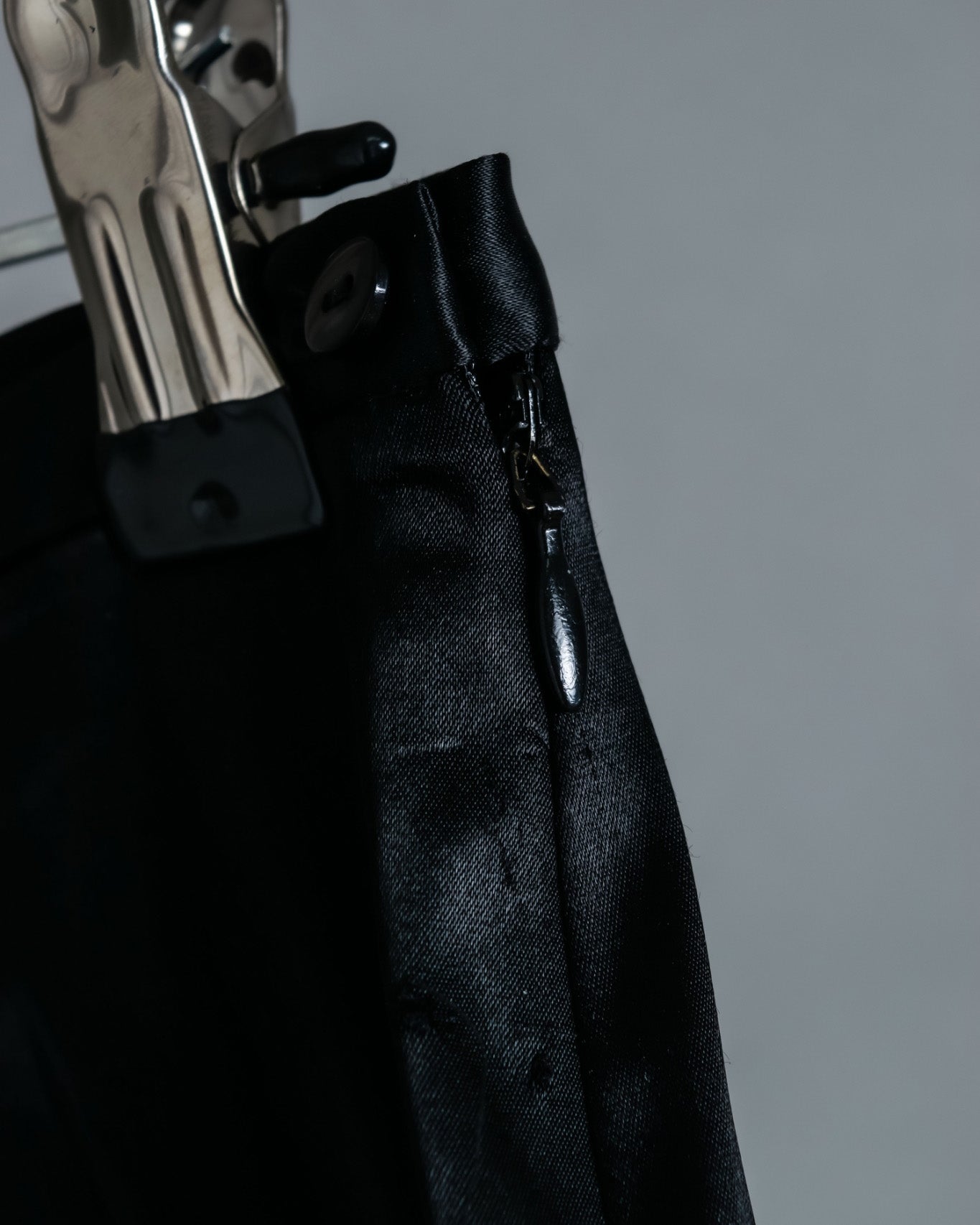 Glossy Relaxed Silhouette Side Clasp Pants