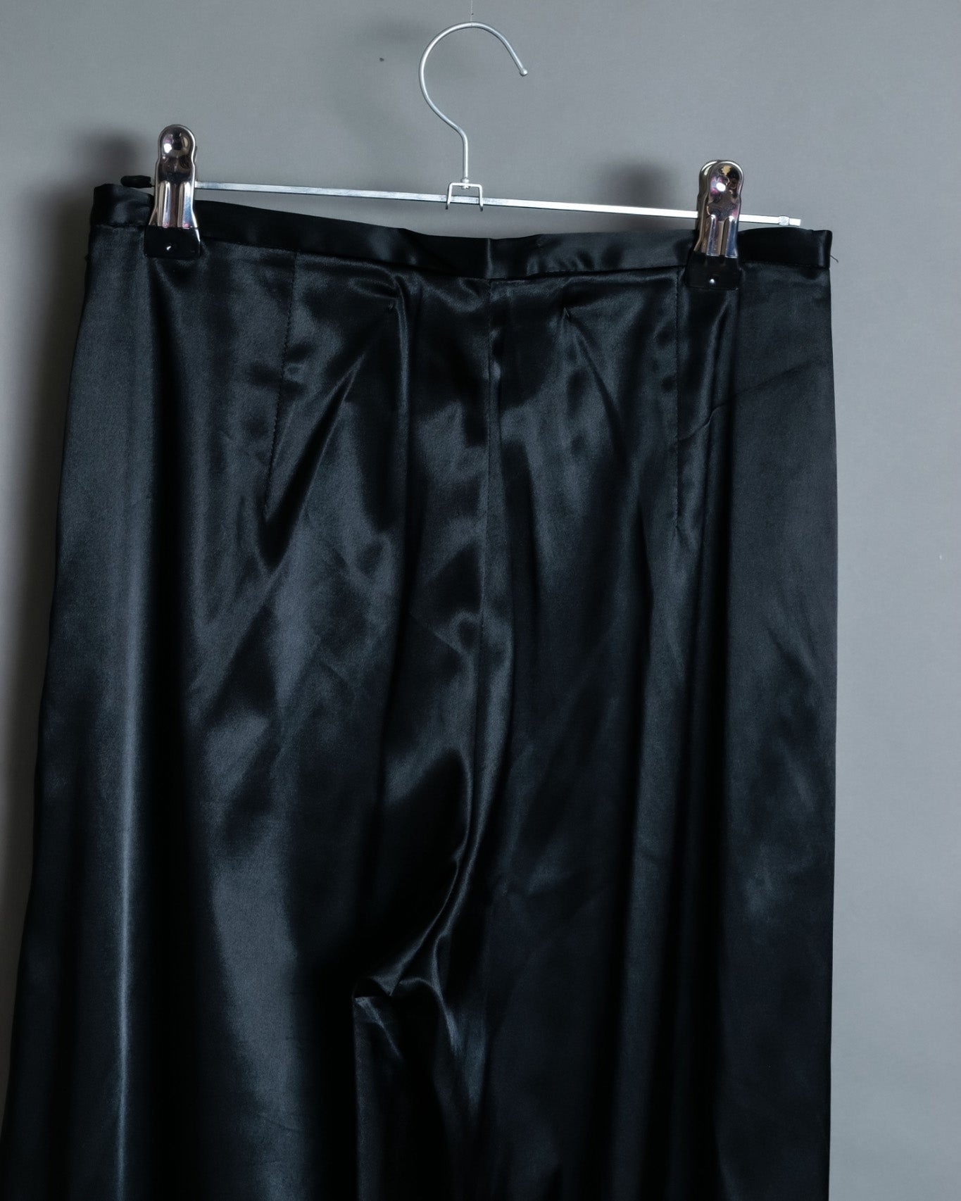 Glossy Relaxed Silhouette Side Clasp Pants
