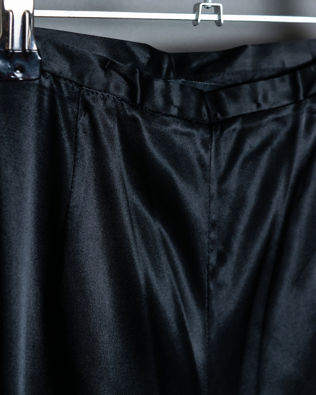 Glossy Relaxed Silhouette Side Clasp Pants