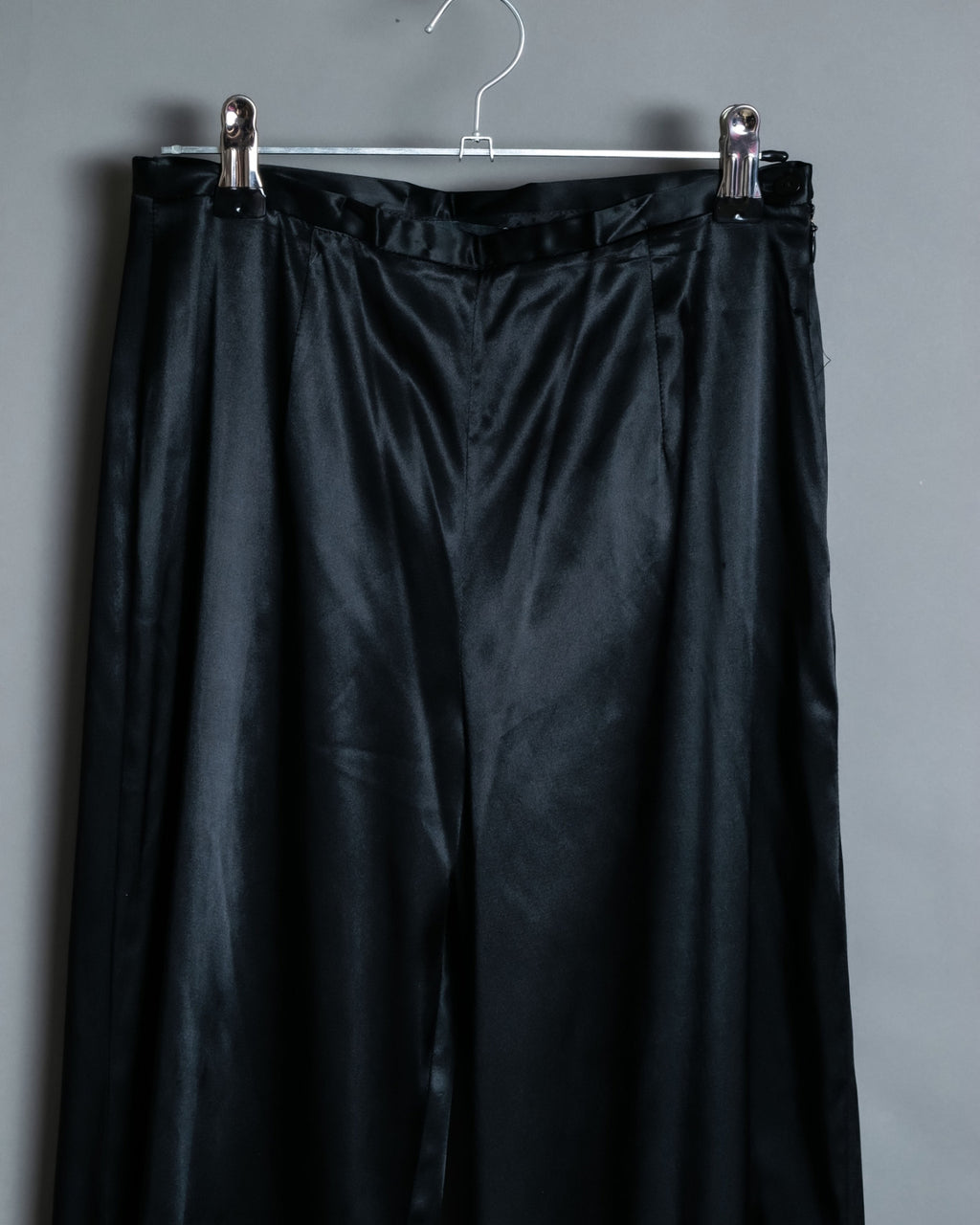 Glossy Relaxed Silhouette Side Clasp Pants