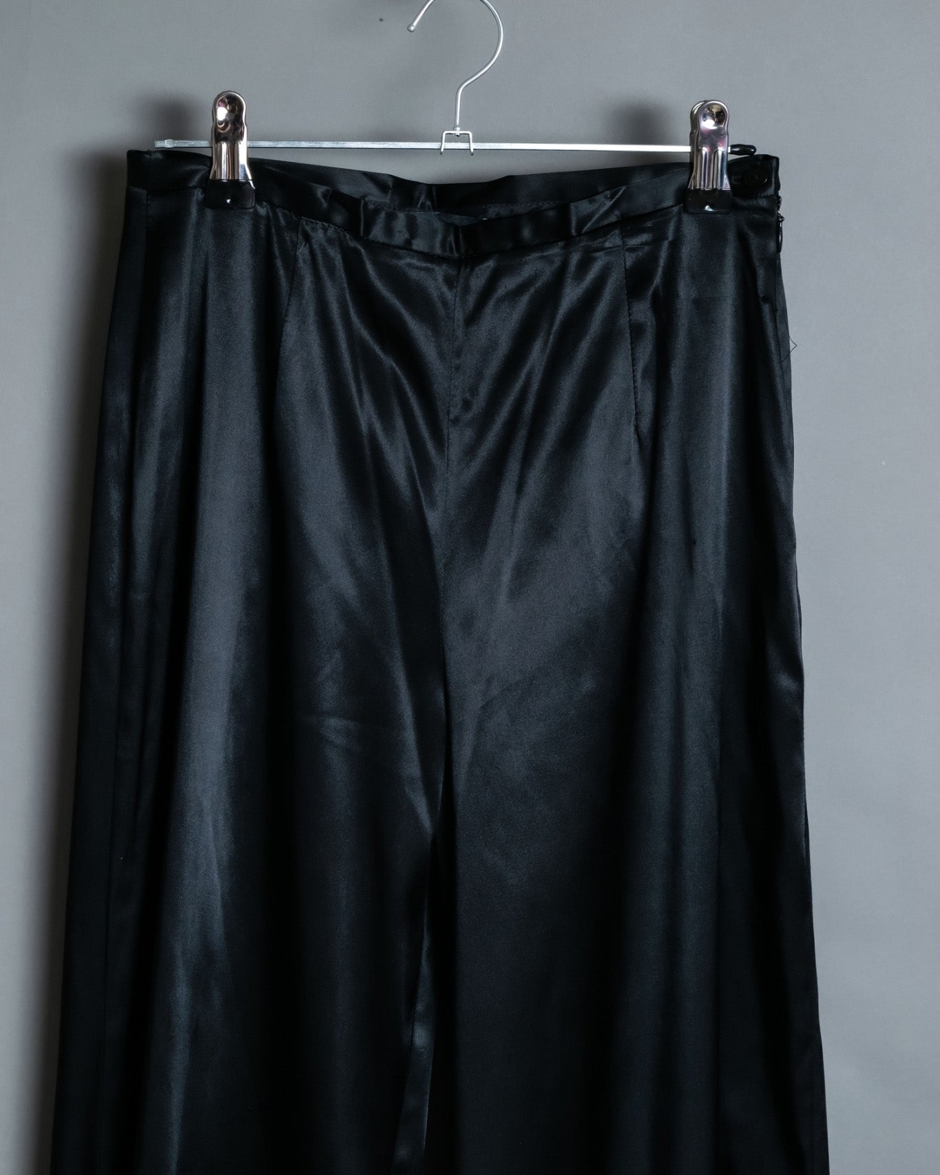Glossy Relaxed Silhouette Side Clasp Pants