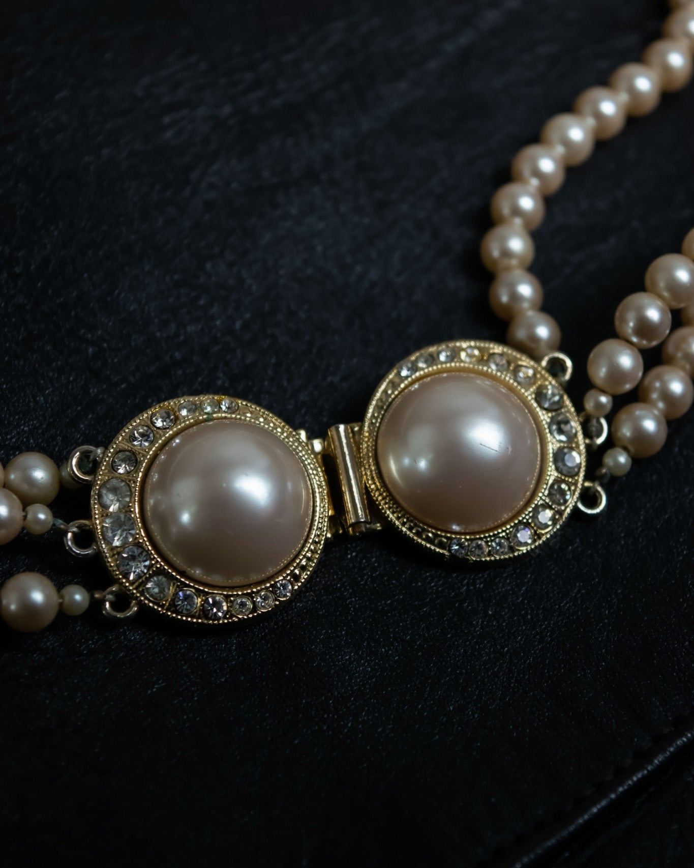 Two ＪLarge Pearls and a Crescent Moon Necklace