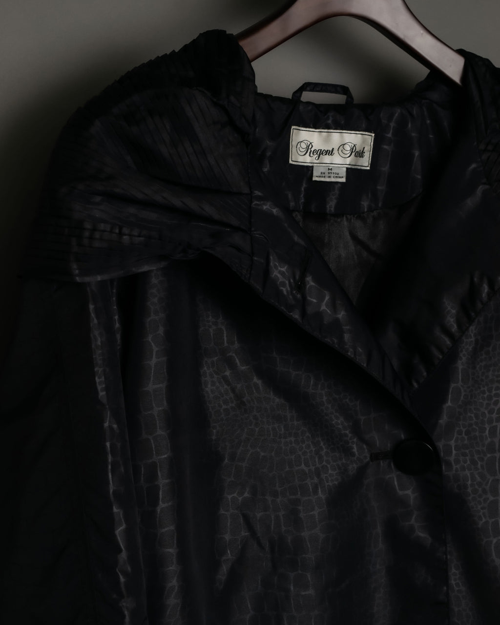 Scale Design Fabric Bellows Fold Food Coat