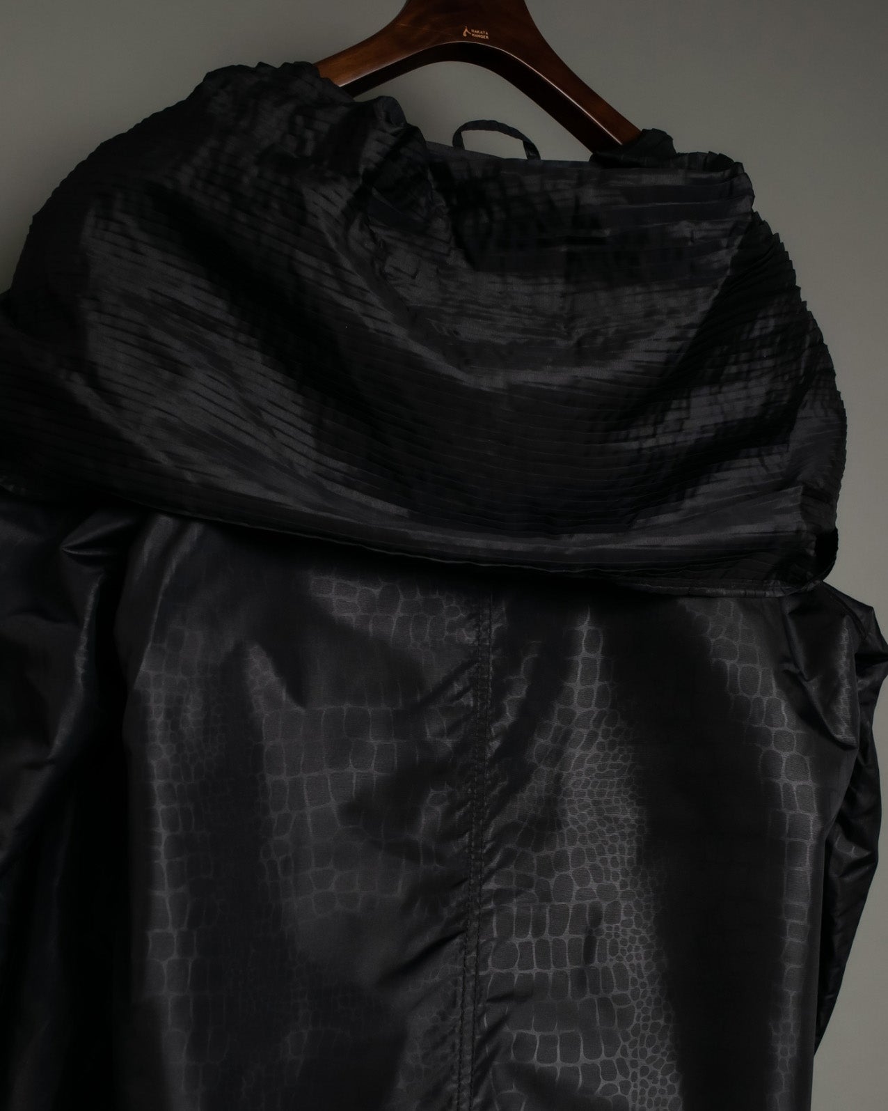 Scale Design Fabric Bellows Fold Food Coat